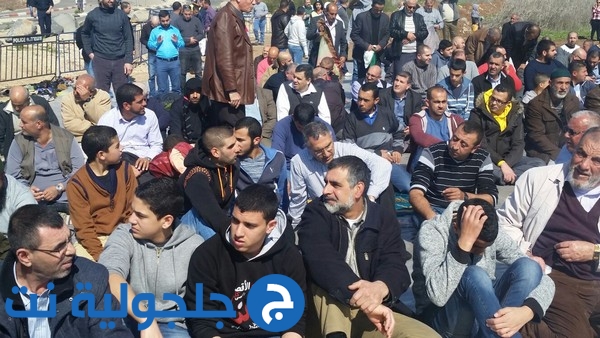 المئات يشاركون بصلاة الجمعة أمام مستشفى العفولة تضامنًا مع القيق